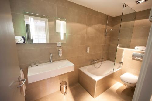 Ванная комната в Fletcher Hotel Restaurant Sallandse Heuvelrug