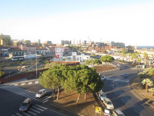 una vista aerea di una città con auto su strada di Symposium Bed&Breakfast a Catania