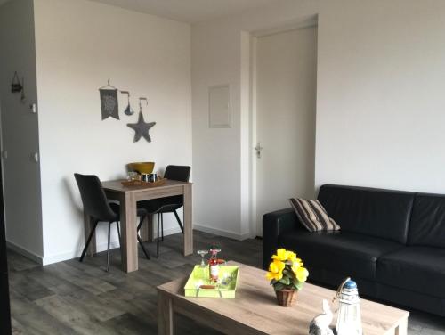 een woonkamer met een bank en een tafel bij Gerbrandion Appartement Verhuur in Vlissingen