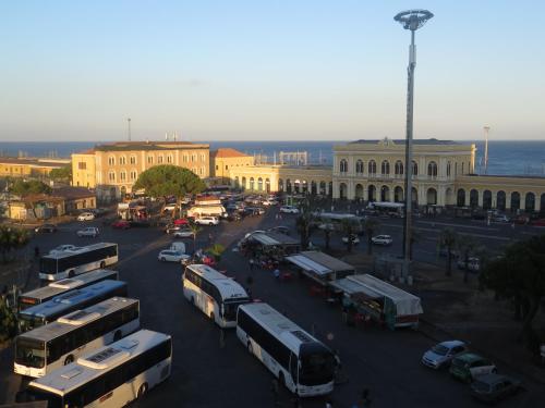 una ciudad con autobuses estacionados en un estacionamiento en Symposium Bed&Breakfast, en Catania