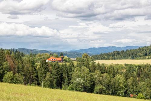 a house on top of a hill in a field at Ubytování Na prženských pasekách in Mikulŭvka