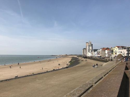 a view of a beach with people walking on it at Gerbrandion Appartement Verhuur in Vlissingen