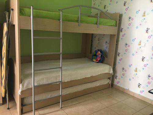 a bunk bed in a childs bedroom with a bunk bedutenewayewayangering at Νέα Σκιώνη, Χαλκιδικής in Nea Skioni