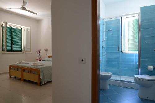 łazienka z łóżkiem, prysznicem i toaletą w obiekcie Albergo Marla w mieście Marina di Camerota