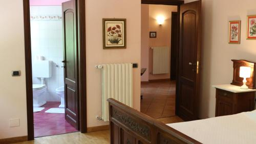 Monticello d'AlbaにあるAl Muntiselのバスルーム(トイレ付)、ラジエーターが備わる客室です。