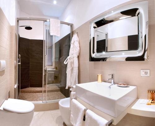 ローマにあるBdb Luxury Rooms San Pietroのバスルーム(洗面台、トイレ、シャワー付)