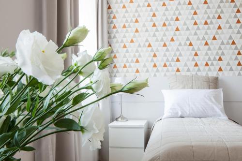 a bedroom with a bed and a plant at Apple Inn in Warsaw