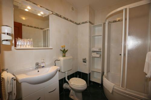 Et badeværelse på Apartmani Đani