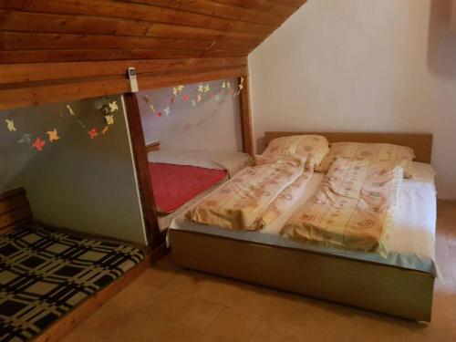 A bed or beds in a room at Retro nyaralóház