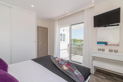 Μια τηλεόραση ή/και κέντρο ψυχαγωγίας στο Maridenia Villa - Family Escape with Private Pool, by ZanteWize