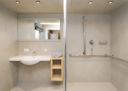 W łazience znajduje się umywalka i prysznic. w obiekcie Appartements Erwin Hüttl III w mieście Neukirchen am Großvenediger
