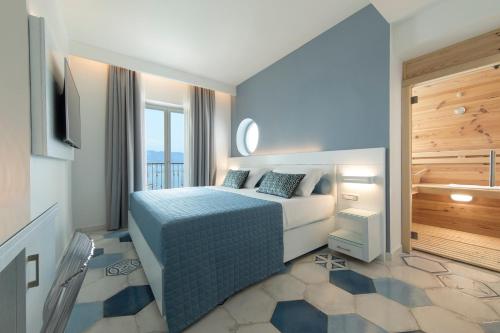 Postel nebo postele na pokoji v ubytování Lloyd's Baia Hotel