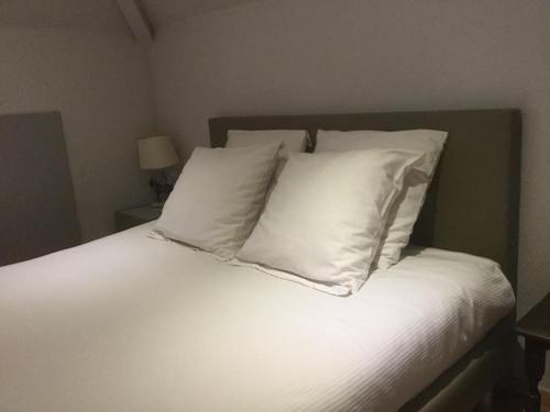 Un pat sau paturi într-o cameră la B&B Bloemenweelde