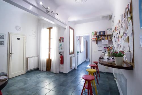 a hallway with a table and stools in a room at Il Ghiro Guest House in Florence