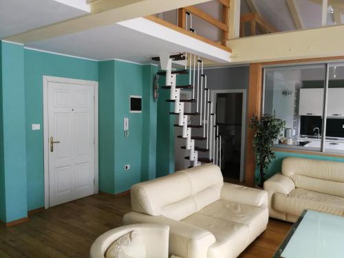 sala de estar con sofá blanco y paredes azules en Apartments Zlatko, en Ika