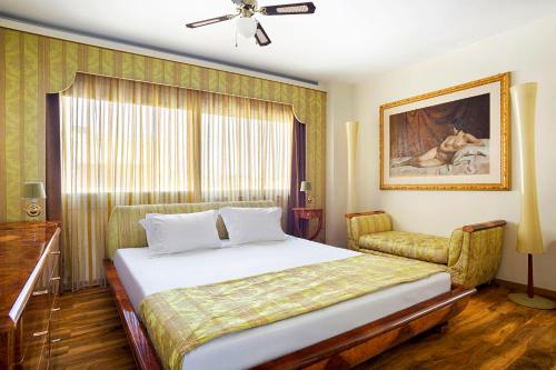 Unique 3-Bed, 3-Bath Apt with Acropolis Views SG69