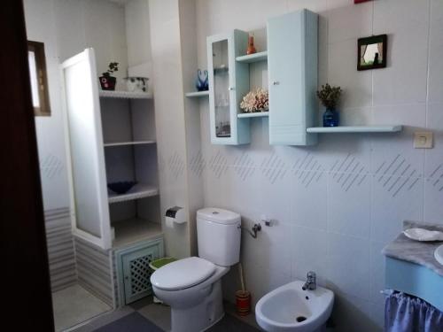 Ένα μπάνιο στο Apartamento Turístico La Ribera