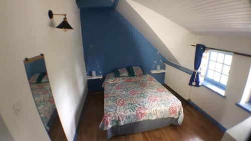 アンボンにあるTy-yadoの青い部屋のベッド1台が備わるベッドルーム1室を利用します。