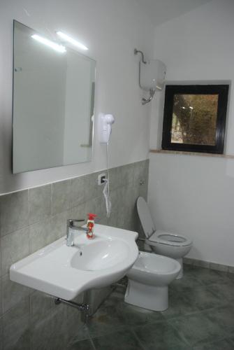 Bilik mandi di Hotel Bosco Selene
