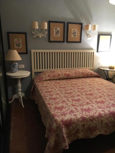 Schlafzimmer mit einem Bett mit einer roten Bettdecke in der Unterkunft Residence Il Cavallino in Tirrenia