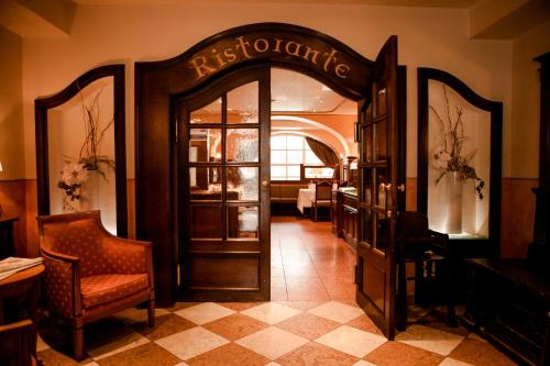 a room with an entrance to a restaurant with a door at Schlosshotel Grünwald in Grünwald