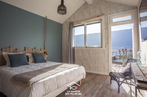 a bedroom with a bed with a view of the ocean at La maison des pêcheurs in Viviers-du-Lac