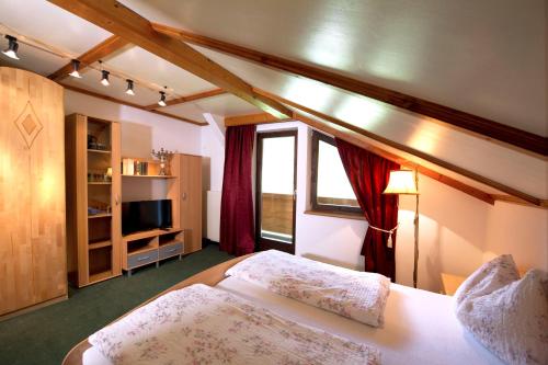 une chambre d'hôtel avec un lit et une fenêtre dans l'établissement Pension Baldauf - Dorf 31, à Kleinarl