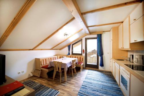 a kitchen and dining room with a table and chairs at Pension Baldauf - Dorf 31 in Kleinarl