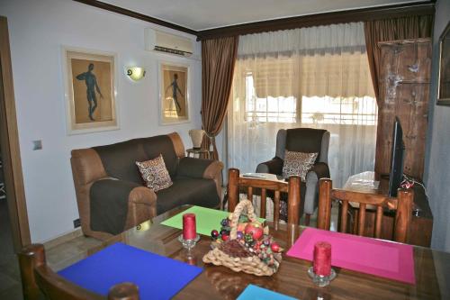 a living room with a couch and a table at Piso Centro Torremolinos in Torremolinos