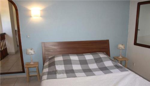 1 dormitorio con 1 cama con manta a cuadros en Vakantiehuis Mazan - Le Haut Colombier, en Mazan