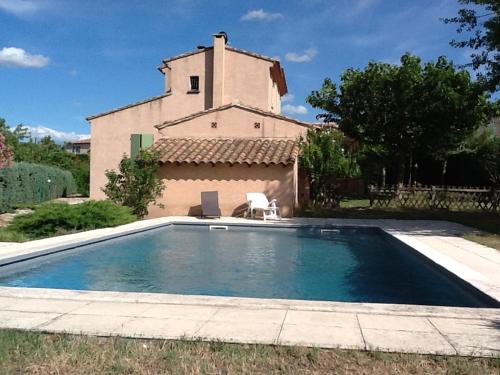 une grande piscine devant un immeuble dans l'établissement Vakantiehuis Mazan - Le Haut Colombier, à Mazan