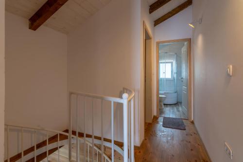 um corredor com uma escada que leva a uma casa de banho em Hakuna Matata Apartments em Ulcinj