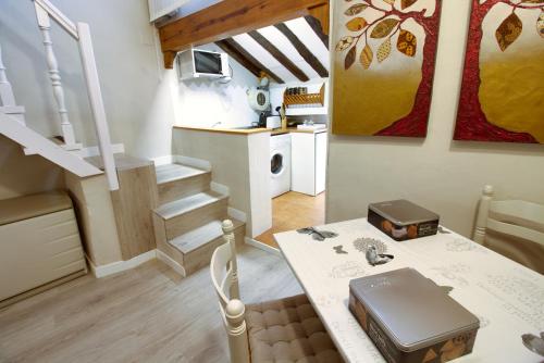 Kuchyň nebo kuchyňský kout v ubytování Cuencaloft En Plaza Mayor