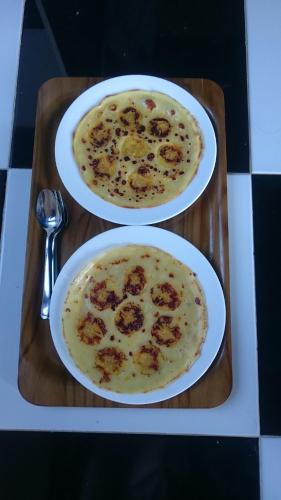 zwei Teller Essen auf einem Tablett auf einem Tisch in der Unterkunft Aryasuta Bungalow in Tetebatu