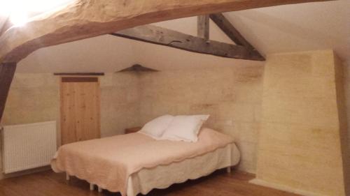 een slaapkamer met een bed in een kamer bij 12 Grand Sable in Saint-Émilion
