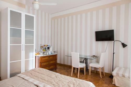 a bedroom with a bed and a table and a desk at b&b al parco in Trieste
