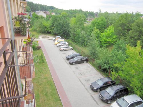 a row of cars parked in a parking lot at Przytulne i atrakcyjne mieszkanie z pełnym wyposażeniem, dwa pokoje in Skarżysko-Kamienna