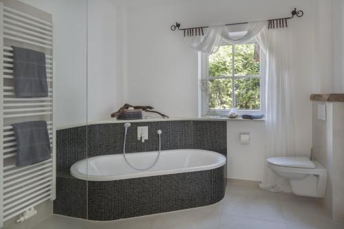 Kylpyhuone majoituspaikassa Ferienwohnung Chiemsee