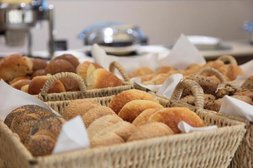 a bunch of baskets filled with different types of bread at Meliá Düsseldorf in Düsseldorf