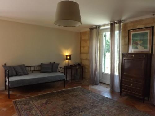 un salon avec un canapé et une fenêtre dans l'établissement La Petite Auberge, à Comps