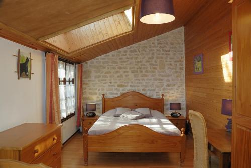 A bed or beds in a room at La Ferme du Marais Poitevin - Chambre d'hôtes