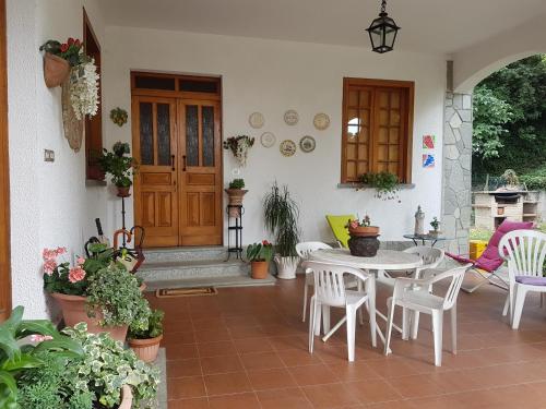 CalossoにあるLa casa nel verdeのパティオ(テーブル、椅子、植物付)
