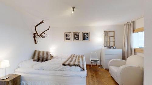 シルヴァプラーナにあるArsa 26の白いベッドルーム(ベッド1台、ソファ付)