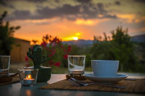 Východ nebo západ slunce při pohledu z bed and breakfast nebo okolí