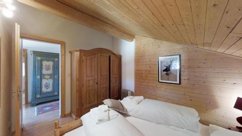 ズルレイにあるRezia 2の木製の壁のベッドルーム1室(ベッド1台付)