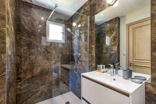 W łazience znajduje się umywalka i prysznic. w obiekcie AB Cap French Riviera - Cap d'Antibes w mieście Antibes
