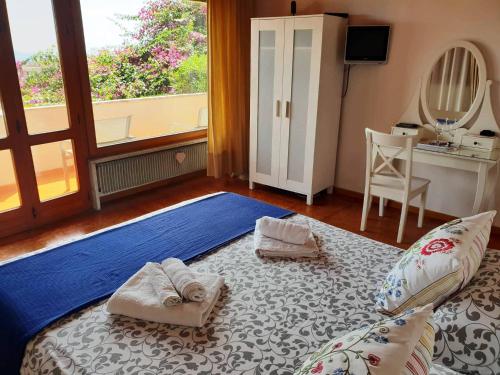 una camera da letto con un letto e asciugamani di B&B Il Giardino di Villa Anna a Trecase