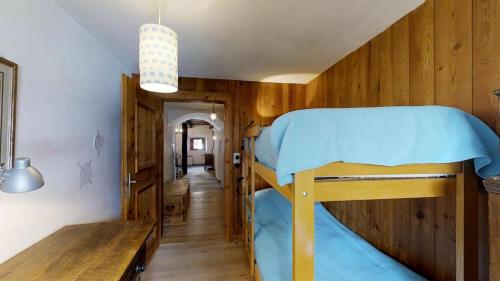 מיטה או מיטות קומותיים בחדר ב-Fluor Hausteil