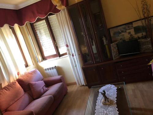 sala de estar con sofá y TV en La Mies del Marqués, en Santoña