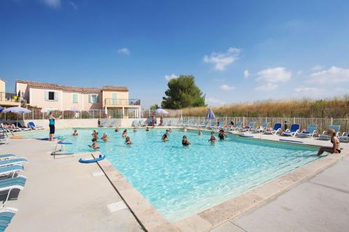 un groupe de personnes dans une piscine dans l'établissement Terres de France - Résidence de la Cabre d'Or, à Cabriès